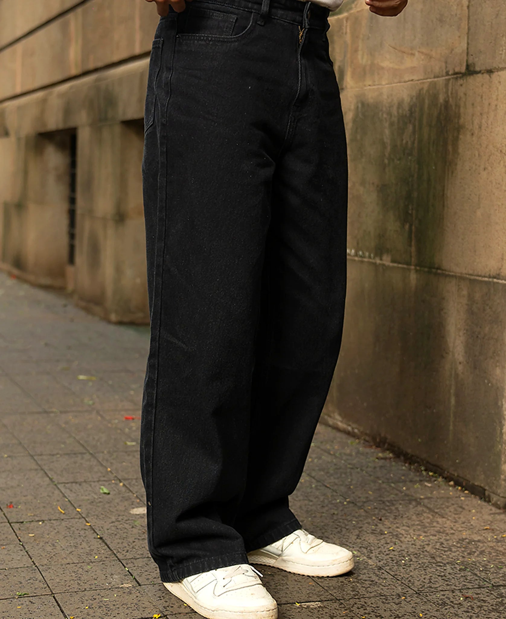 Black baggy jeans in denim